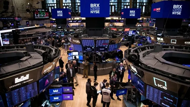 Macro: Chip Rally Revives Global Markets: Nasdaq Hits Record High Again! news card image