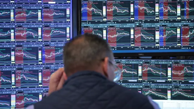 Macro: Senate Rejects Clarity Act; Crypto Stocks Plummet news card image