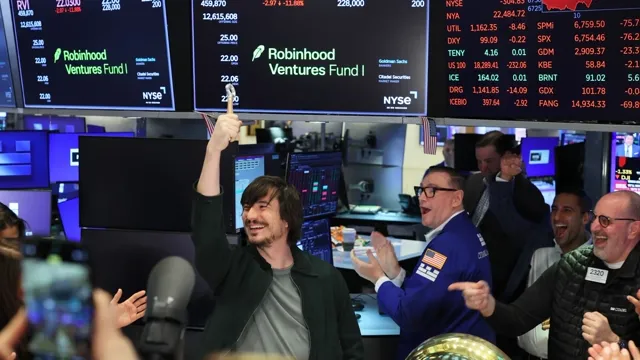 AI Coin: Robinhood Adds AI Agents and Weekend Trading to Attract Active Investors news card image